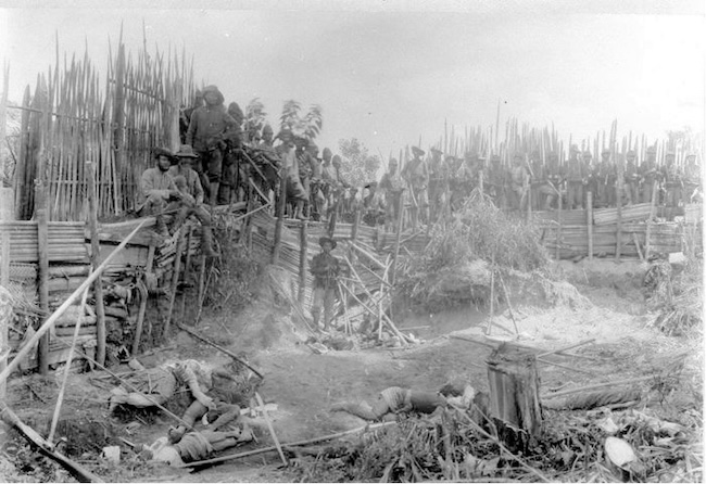Pasukan Belanda, dikomando G.C.E. van Daalen, berpose setelah menaklukkan kampung Kuta Rih (kini bagian dari Kuta Cane), Aceh, 14 Juni 1904.